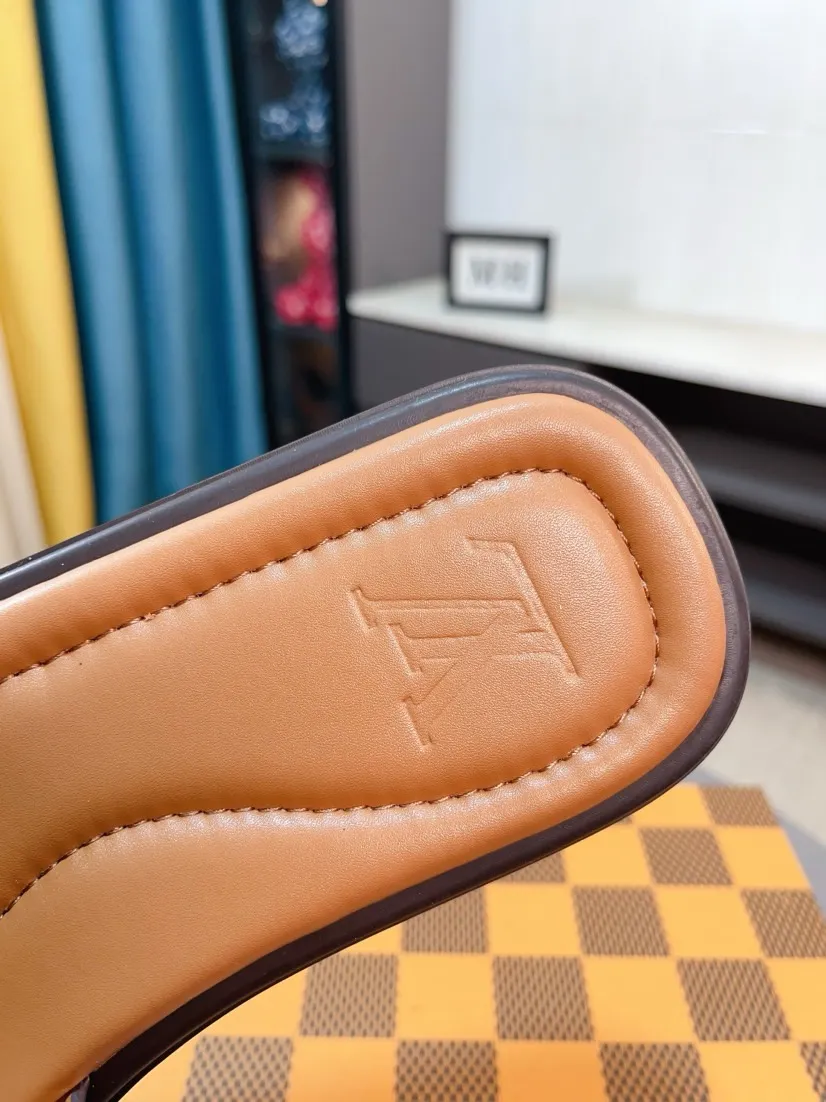 Men's shoes 💰340🌹🌹 (lv-Louis Vuitton) New men's slippers, high-end boutique, exquisite embossed logo decoration on the upper, fine workmanship, super soft soles, casual, loose and comfortable, a must-have in summer! \nsize：38-44